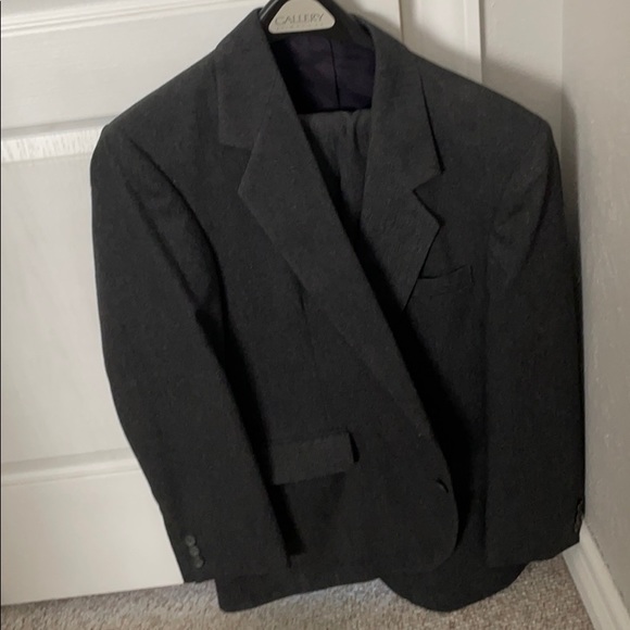 Men’s Suit! Barely worn! - Picture 1 of 1